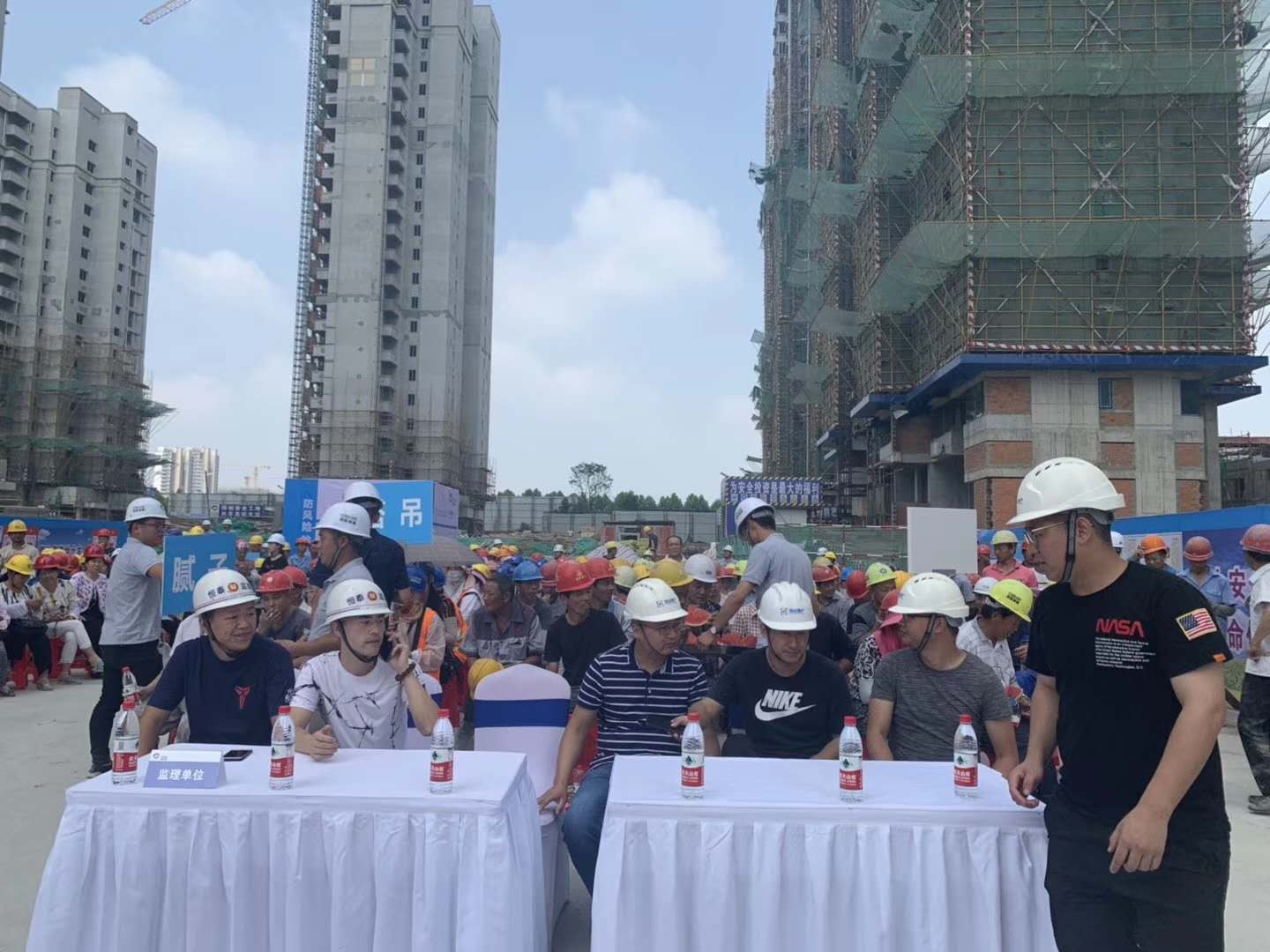 不忘初心，牢記使命 ——八里莊社區(qū)舉行主題黨日活動