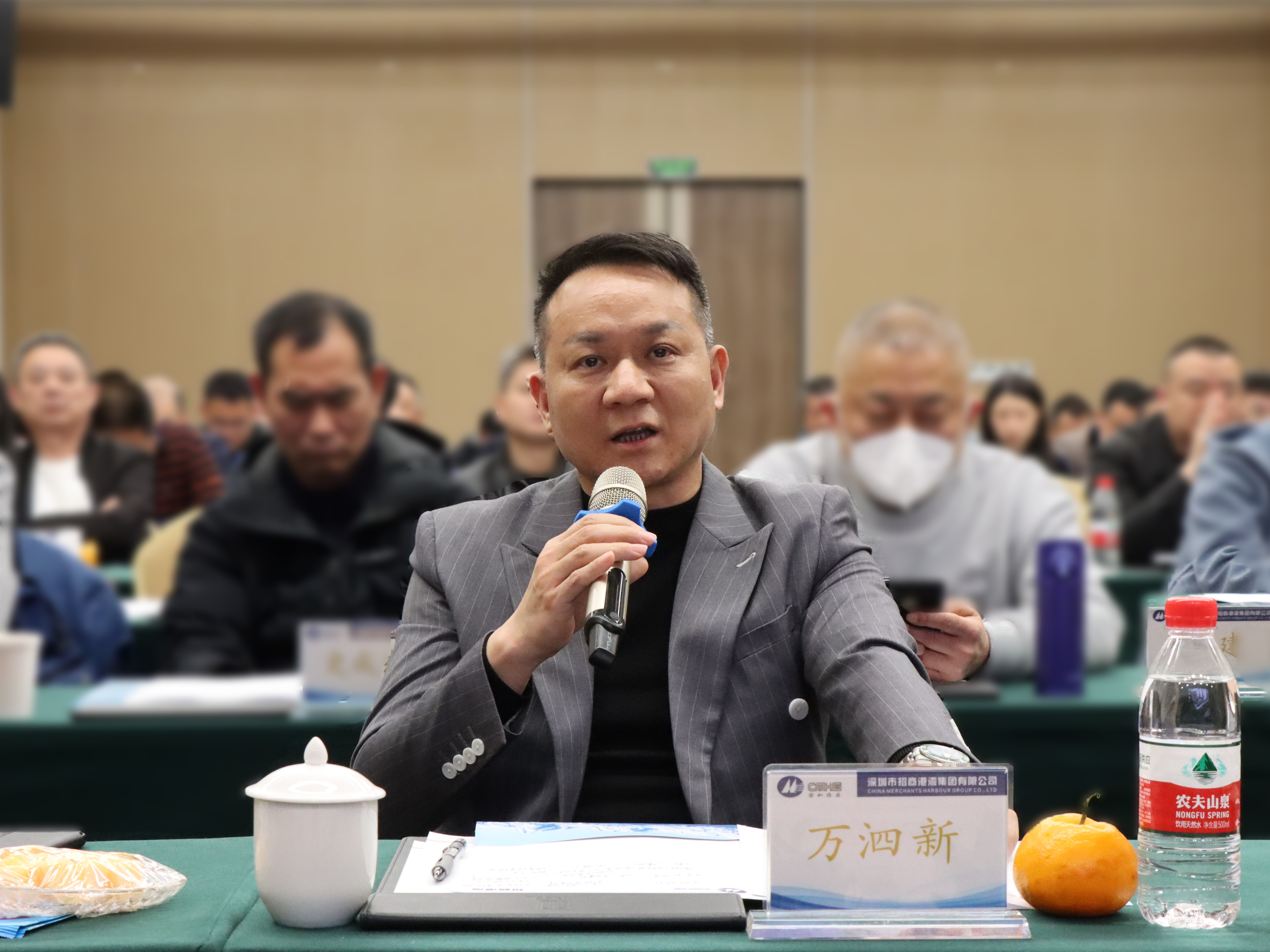 8.港創(chuàng)建材公司董事、總經(jīng)理萬泗新發(fā)言.JPG